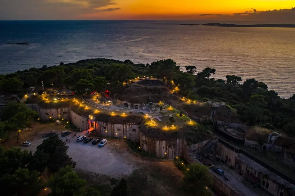 Condominium with Roof Terrace Jacuzzi in Pula