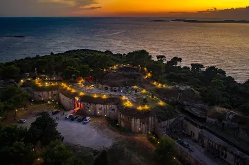 Condominium with Roof Terrace Jacuzzi in Pula