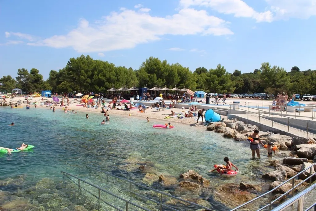 Condominium with Roof Terrace Jacuzzi in Pula