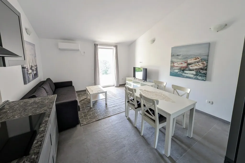 Two-Bedroom Apartment in Poreč for 4 Guests