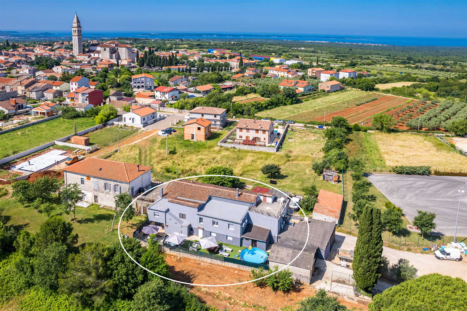 Apartment with yard, parking, pool,  jacuzzi and barbecue