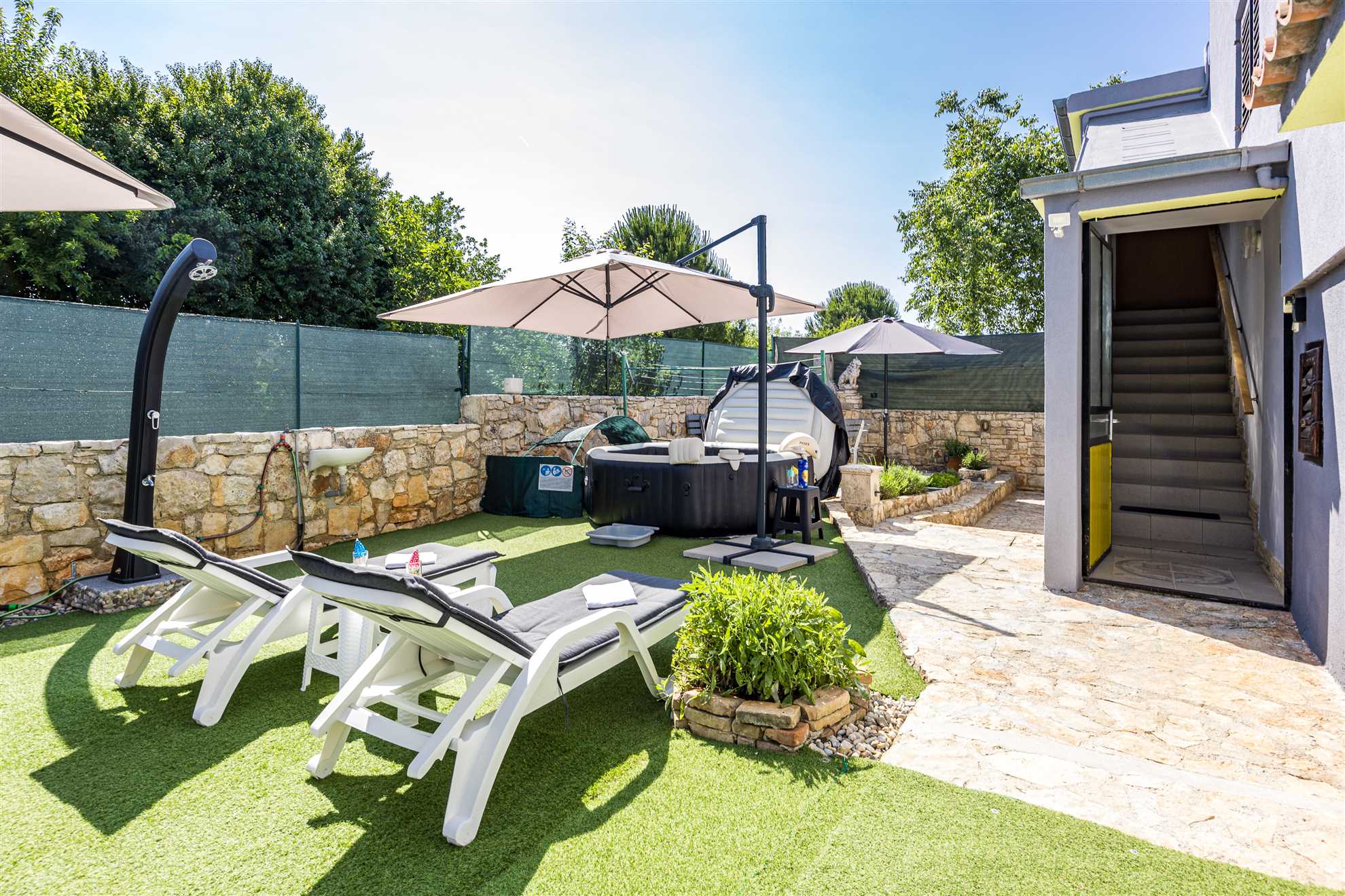 Apartment with yard, parking, pool,  jacuzzi and barbecue