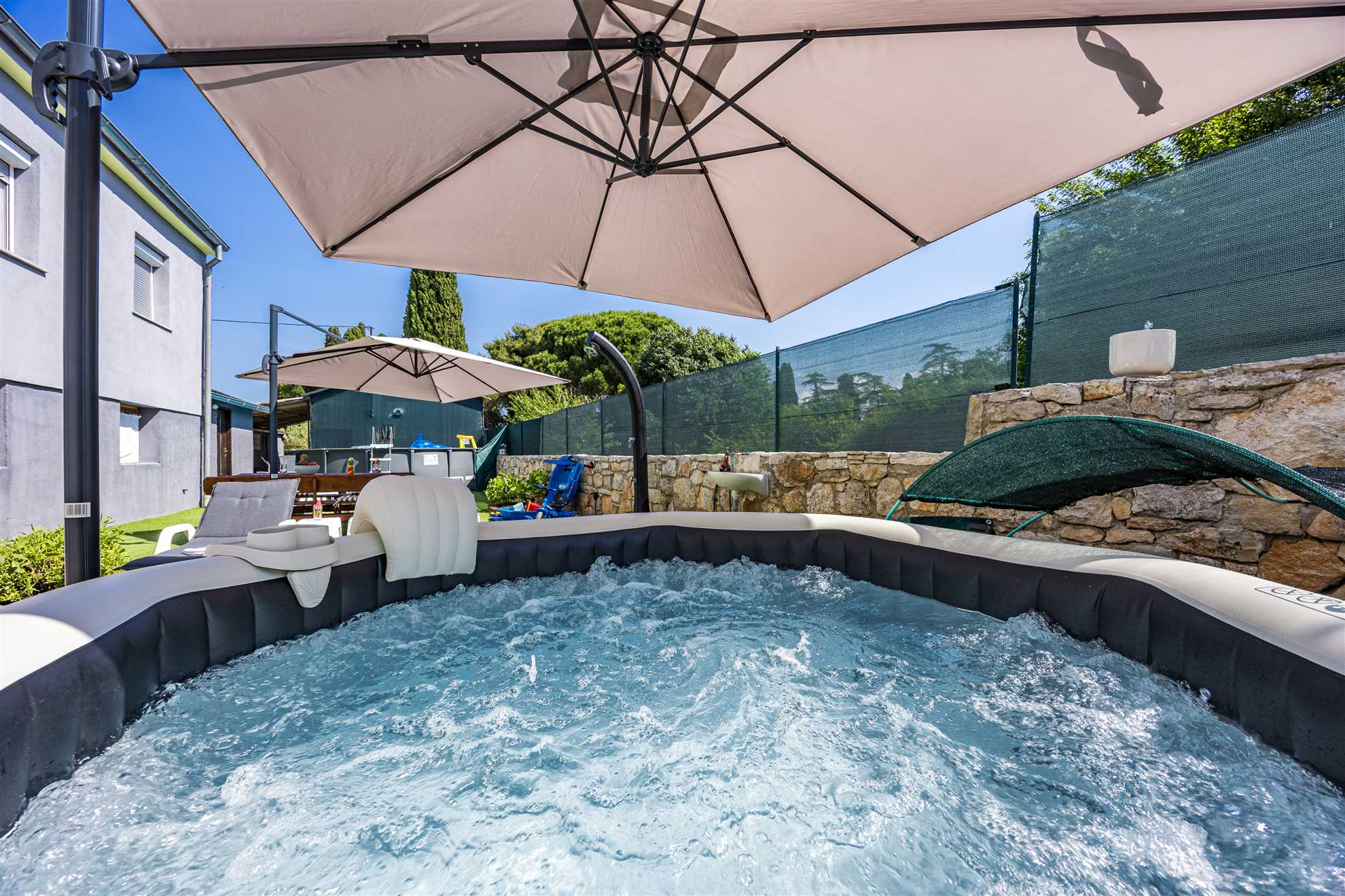 Apartment with yard, parking, pool,  jacuzzi and barbecue