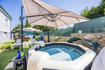 Two-Bedroom House with Private Yard in Vodnjan