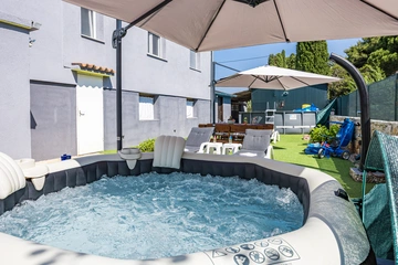 Two-Bedroom House with Private Yard in Vodnjan