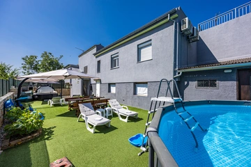 Two-Bedroom House with Private Yard in Vodnjan