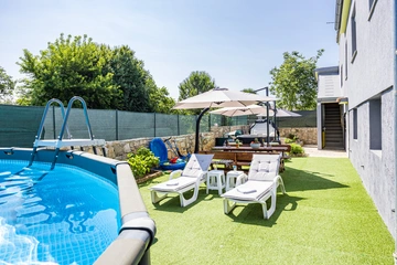 Two-Bedroom House with Private Yard in Vodnjan