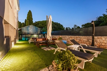 Two-Bedroom House with Private Yard in Vodnjan