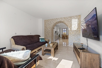 Two-Bedroom House with Private Yard in Vodnjan