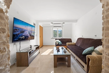 Two-Bedroom House with Private Yard in Vodnjan