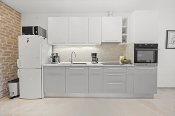 Two-Bedroom House with Private Yard in Vodnjan