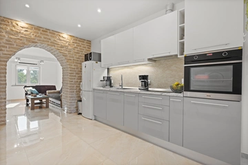 Two-Bedroom House with Private Yard in Vodnjan