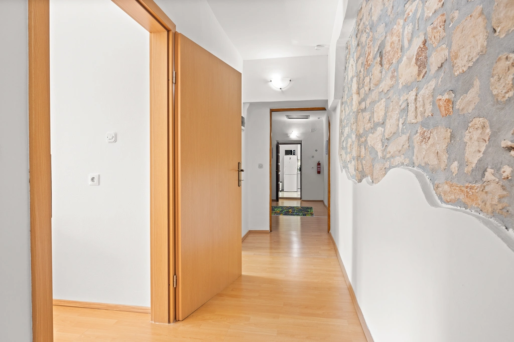 Two-Bedroom House with Private Yard in Vodnjan