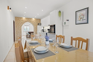 Two-Bedroom House with Private Yard in Vodnjan