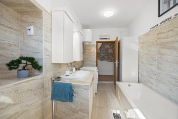 Two-Bedroom House with Private Yard in Vodnjan