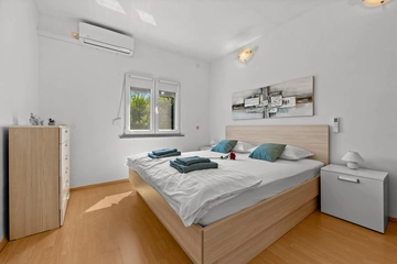 Two-Bedroom House with Private Yard in Vodnjan