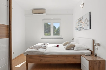 Two-Bedroom House with Private Yard in Vodnjan