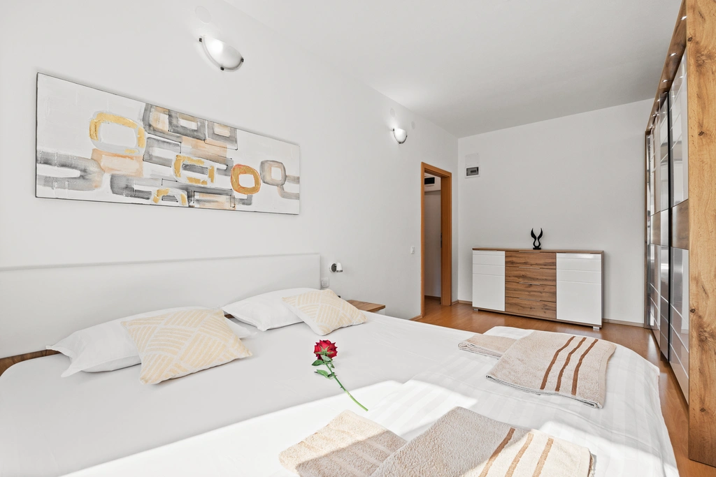 Two-Bedroom House with Private Yard in Vodnjan