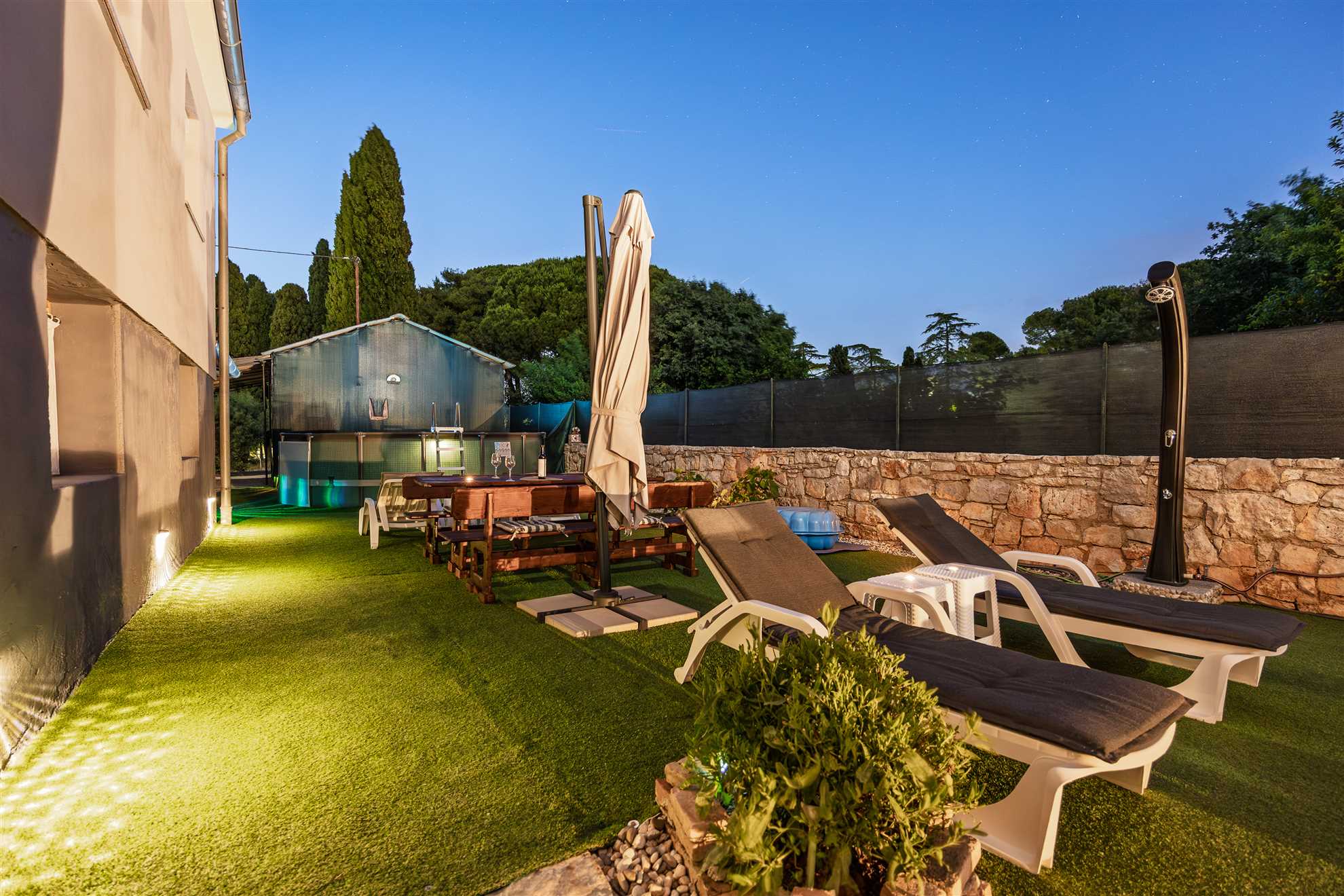 Apartment with yard, parking, pool,  jacuzzi and barbecue