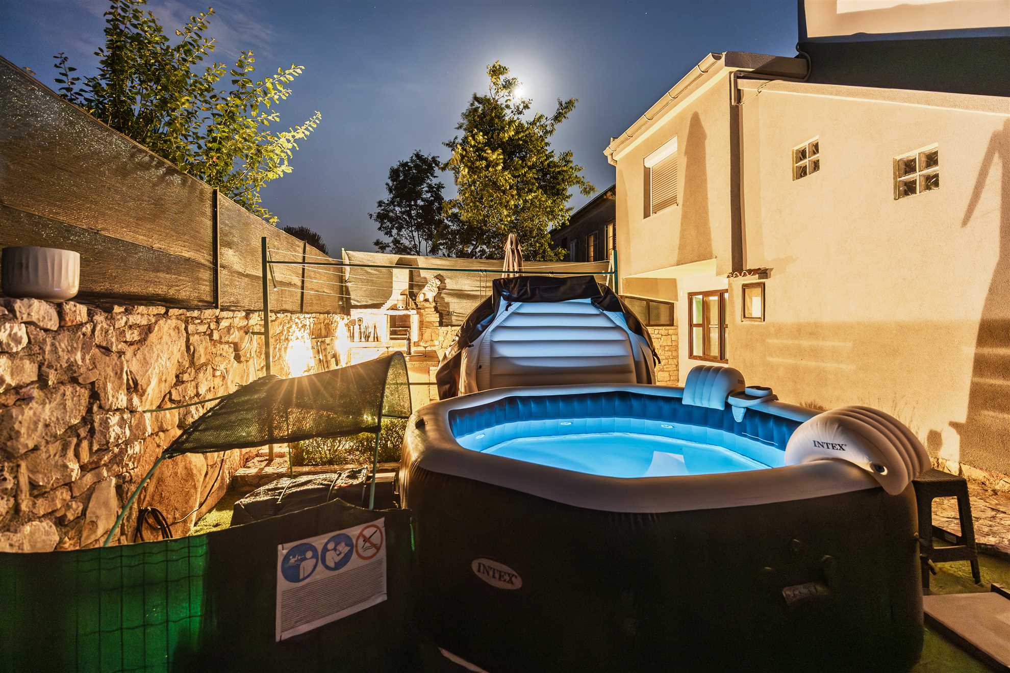 Apartment with yard, parking, pool,  jacuzzi and barbecue