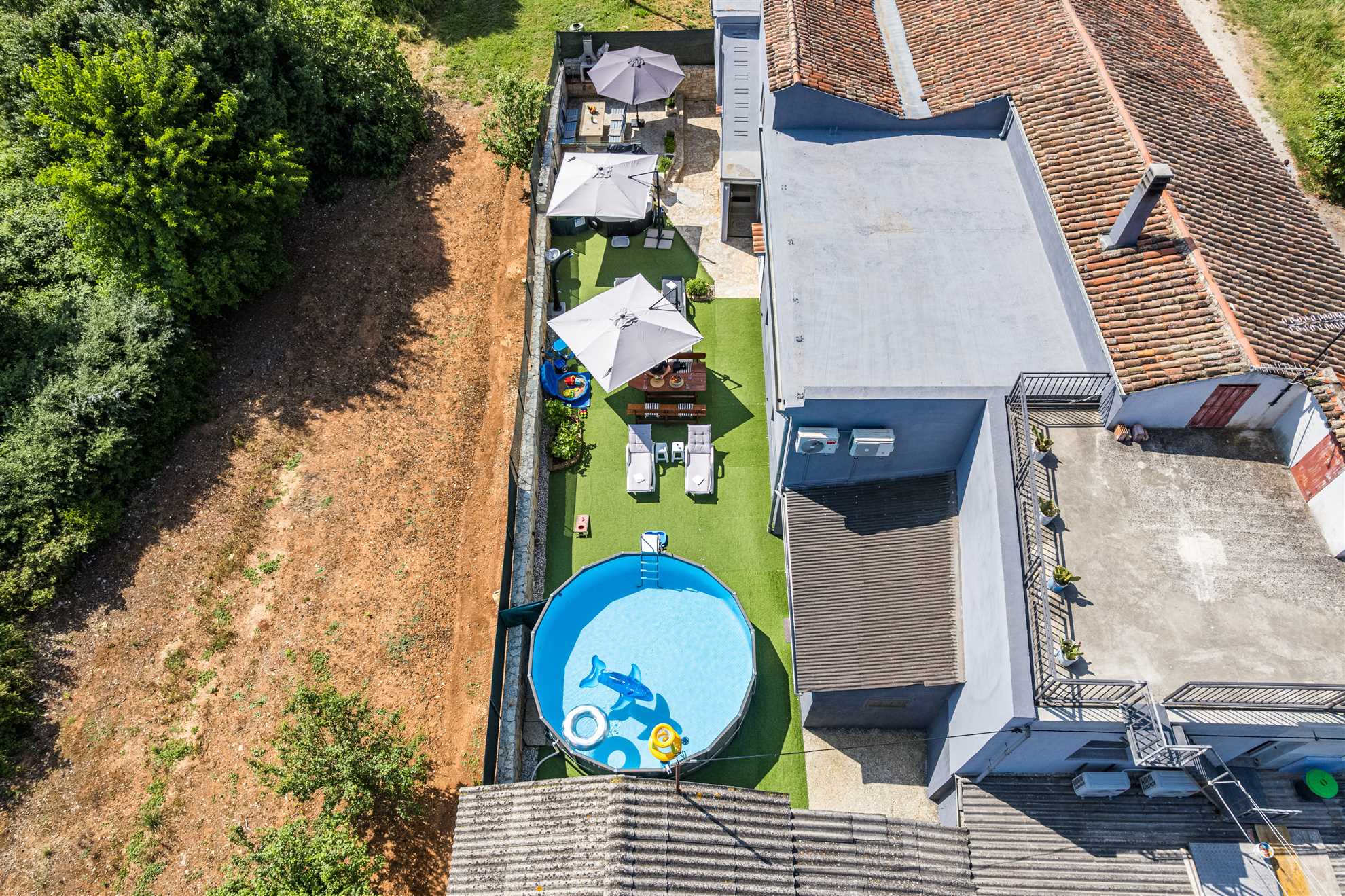 Apartment with yard, parking, pool,  jacuzzi and barbecue