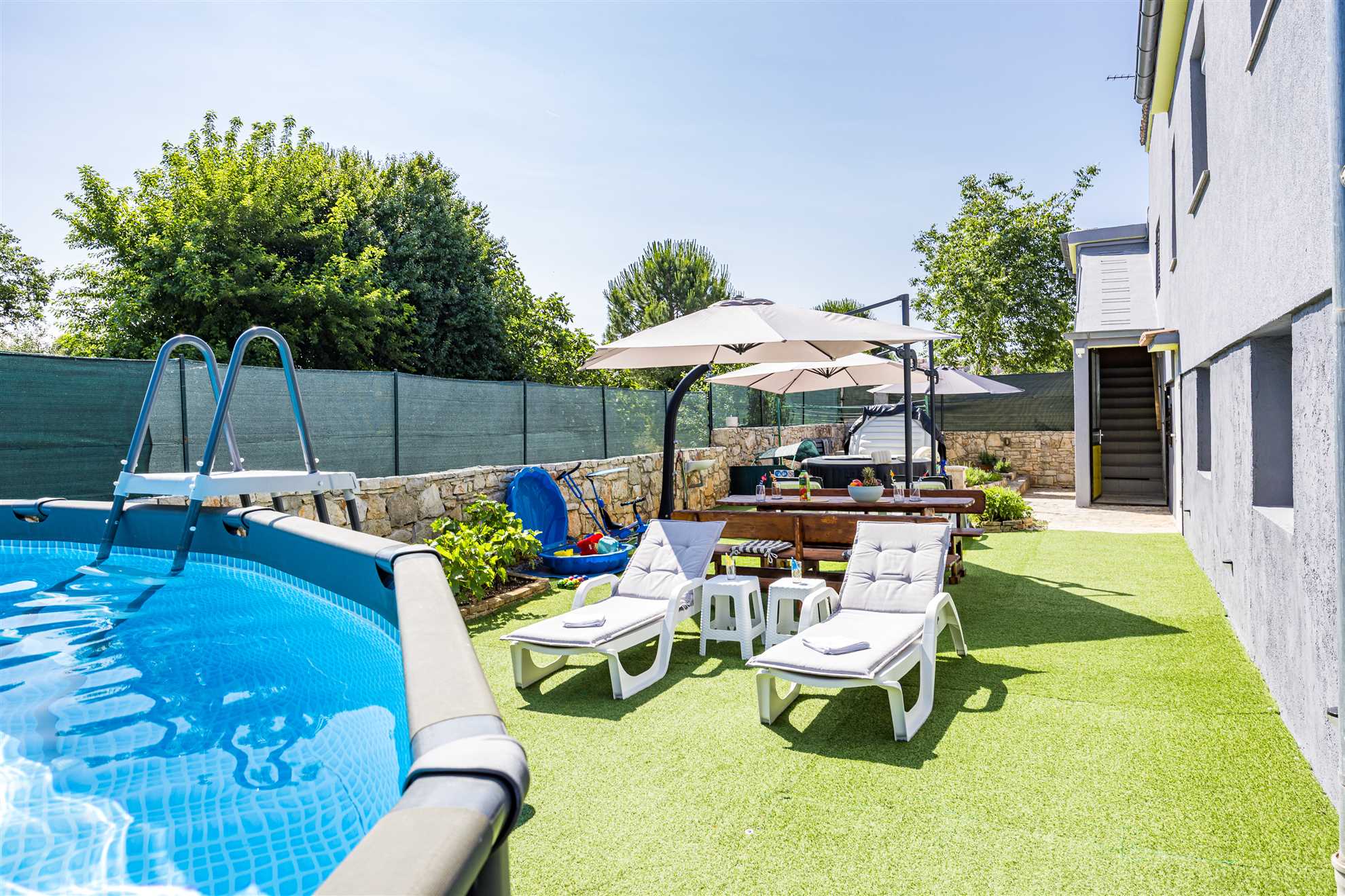 Apartment with yard, parking, pool,  jacuzzi and barbecue