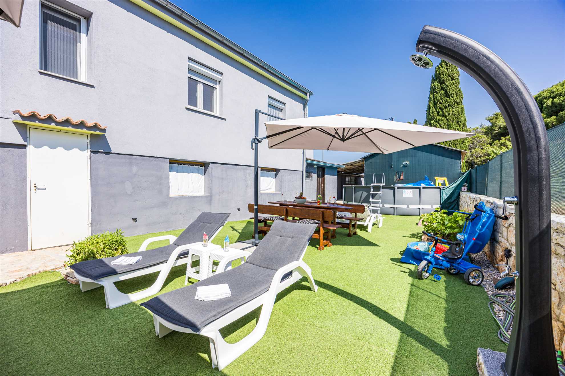 Apartment with yard, parking, pool,  jacuzzi and barbecue