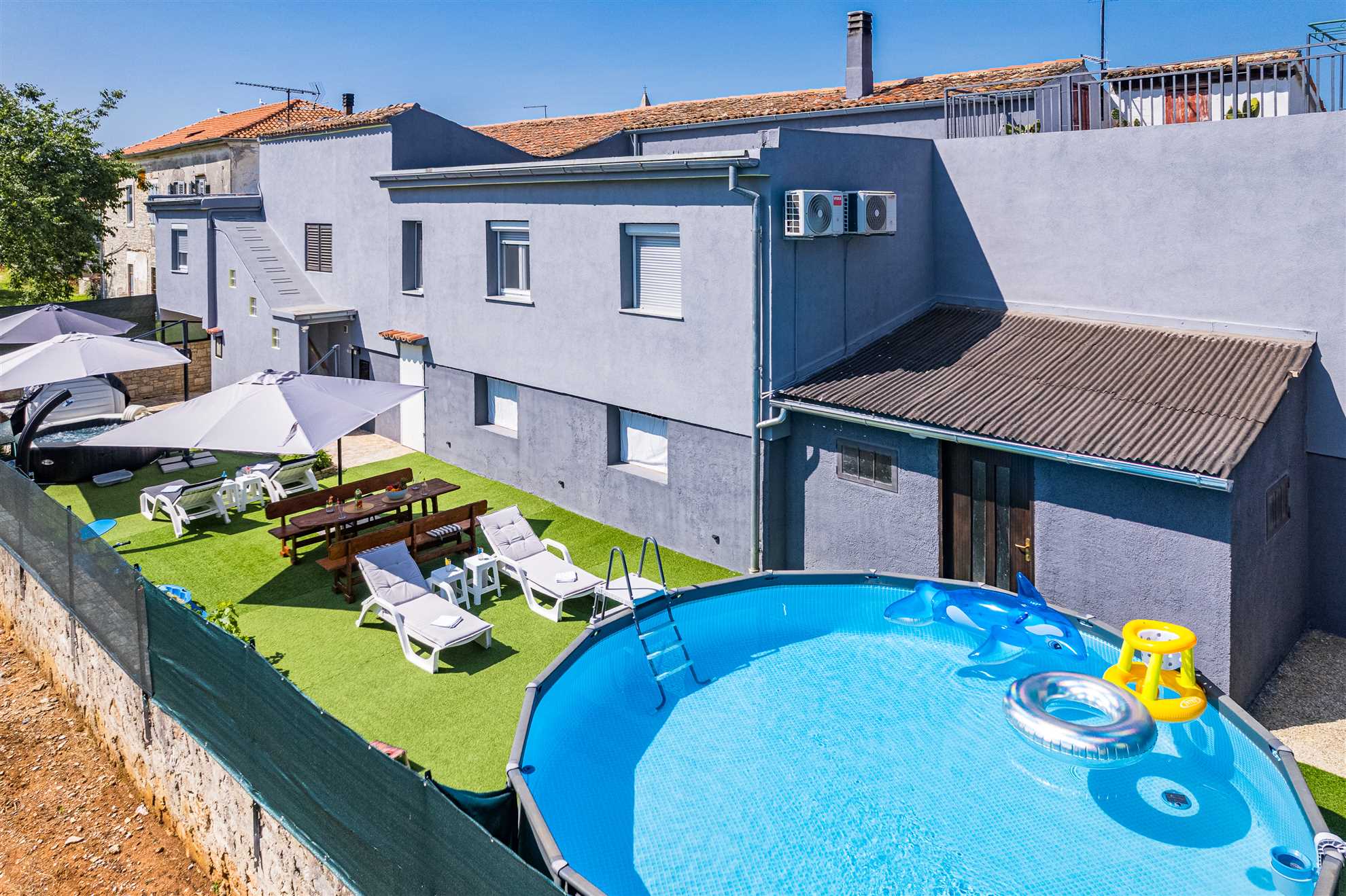 Apartment with yard, parking, pool,  jacuzzi and barbecue
