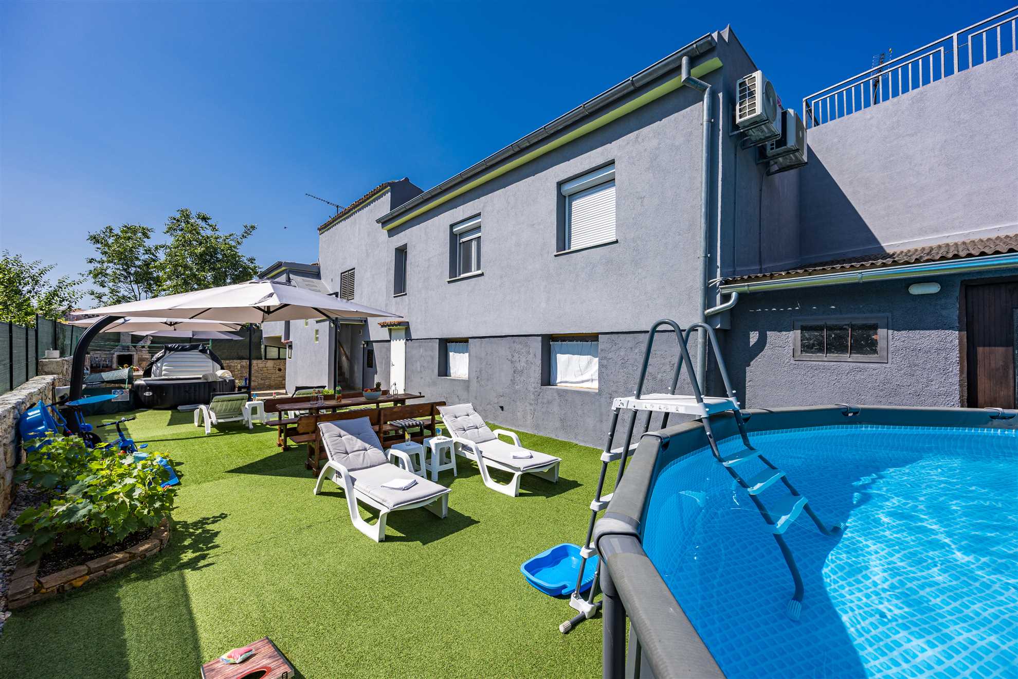 Apartment with yard, parking, pool,  jacuzzi and barbecue
