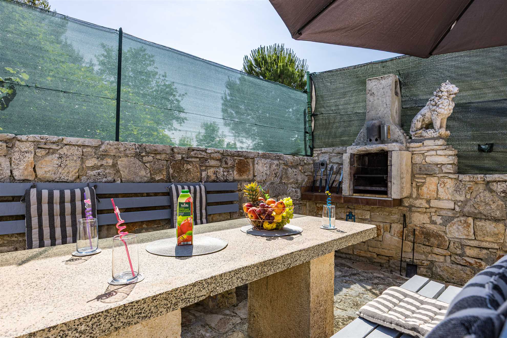 Apartment with yard, parking, pool,  jacuzzi and barbecue