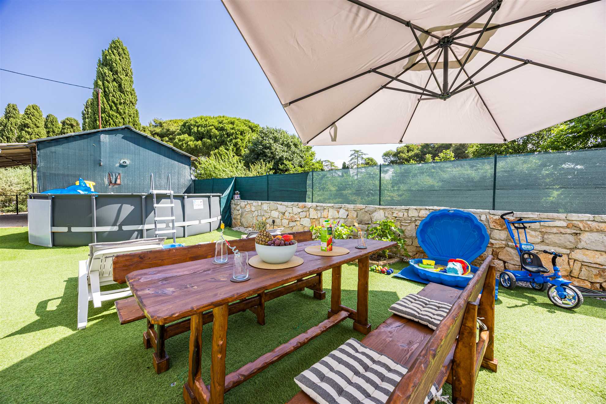 Apartment with yard, parking, pool,  jacuzzi and barbecue
