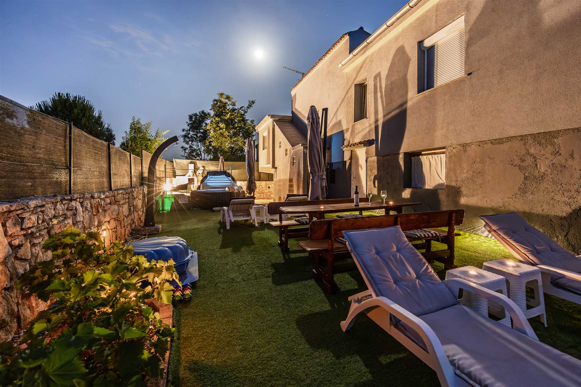 Apartment with yard, parking, pool,  jacuzzi and barbecue