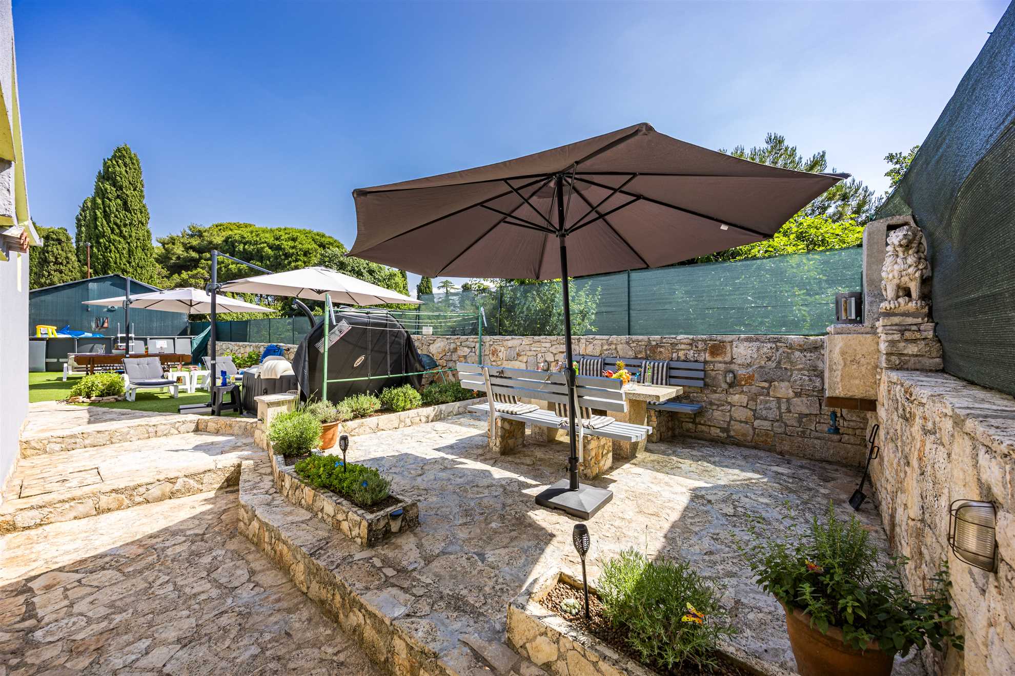 Apartment with yard, parking, pool,  jacuzzi and barbecue