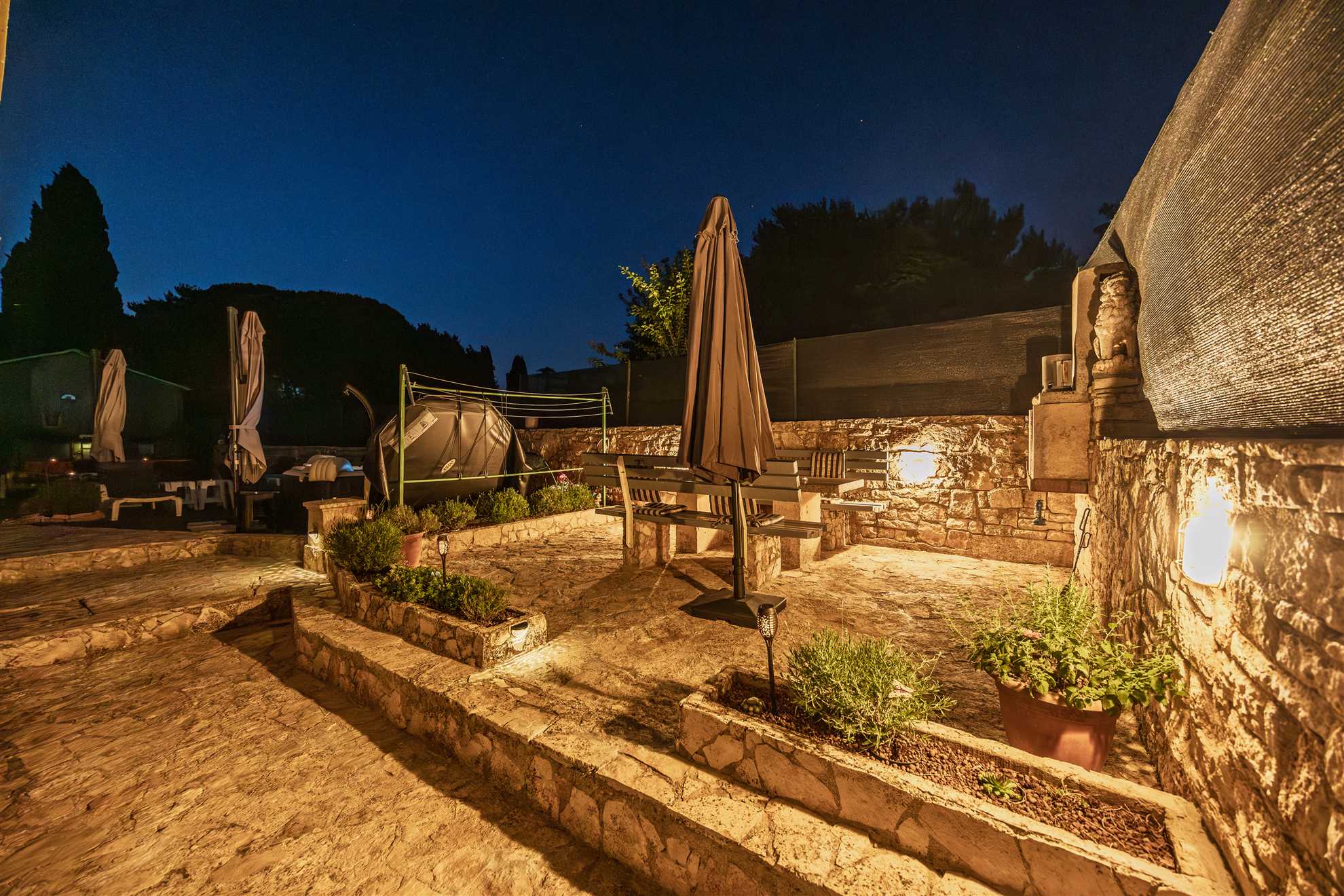 Apartment with yard, parking, pool,  jacuzzi and barbecue