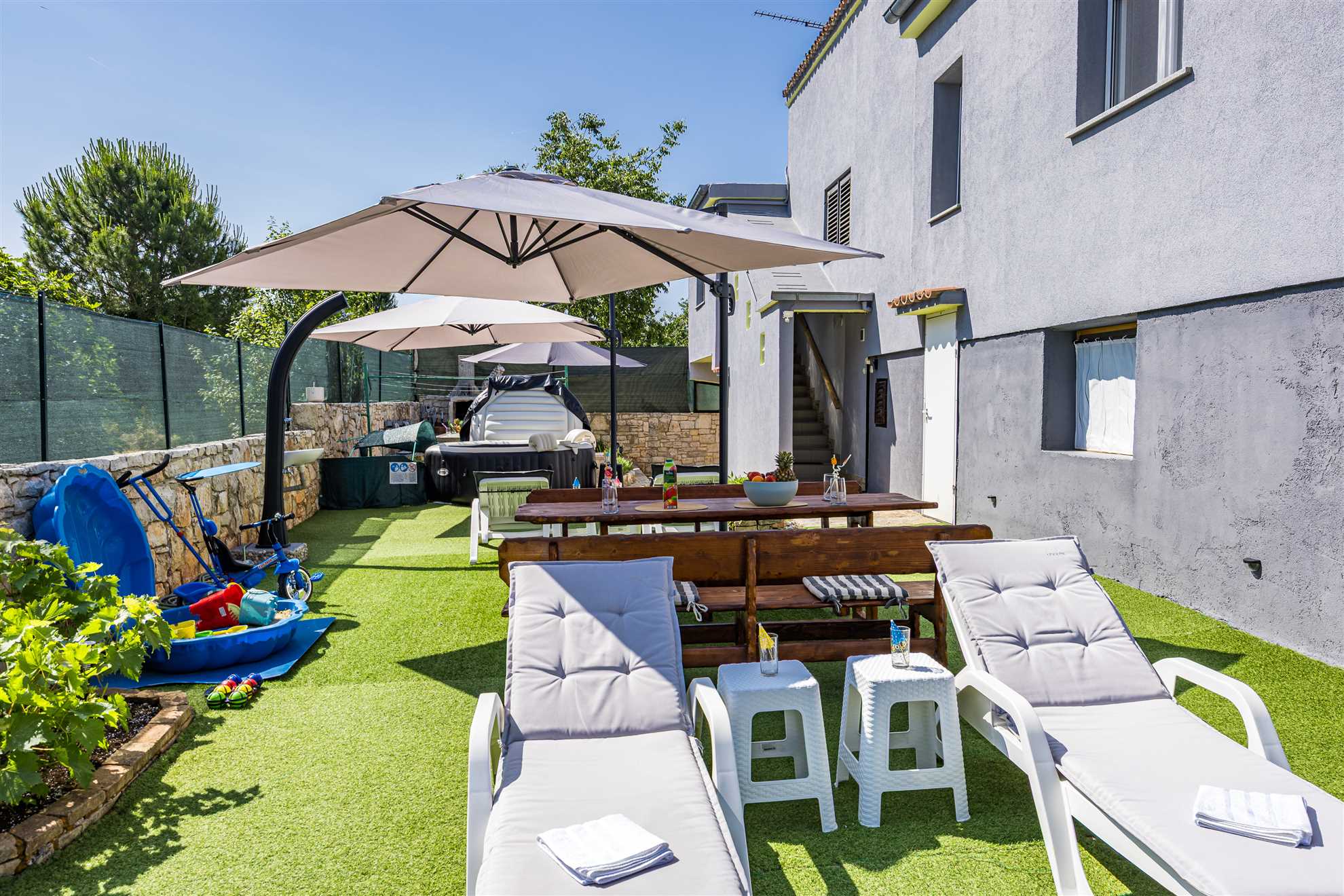 Apartment with yard, parking, pool,  jacuzzi and barbecue