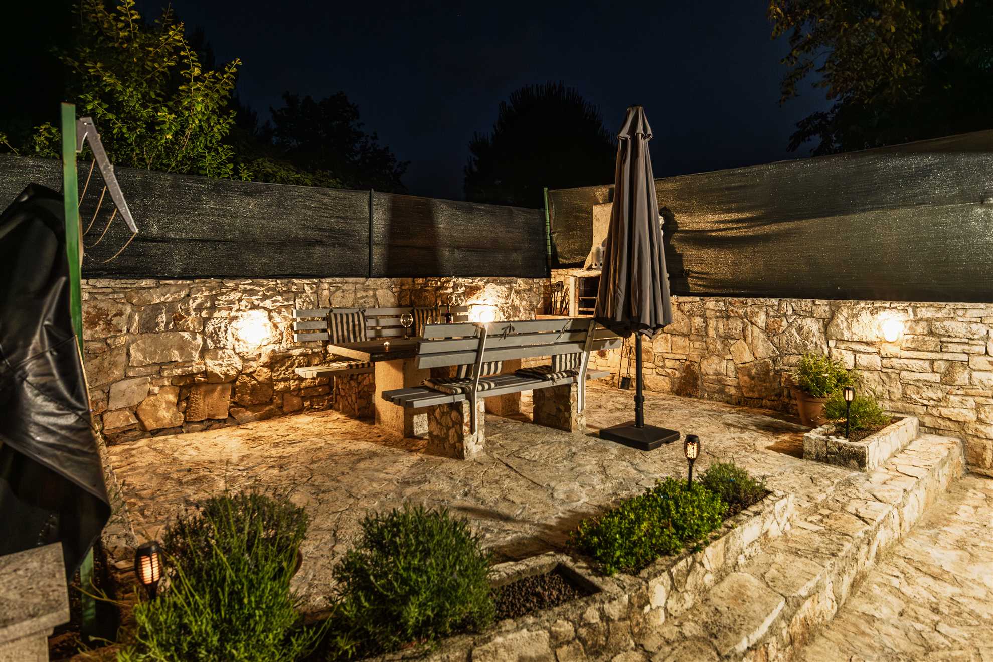 Apartment with yard, parking, pool,  jacuzzi and barbecue