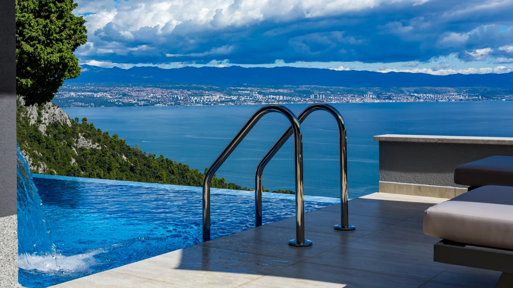Villa with Heated Pool and Spa in Medveja