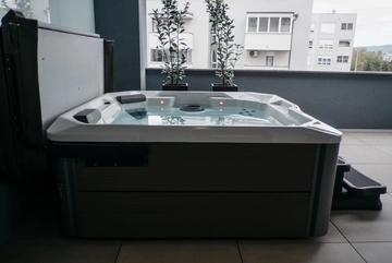 Zagreb 1-Bedroom Apartment with Hot Tub Terrace