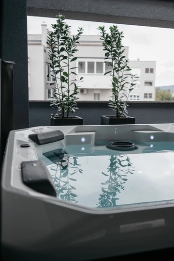 Zagreb 1-Bedroom Apartment with Hot Tub Terrace