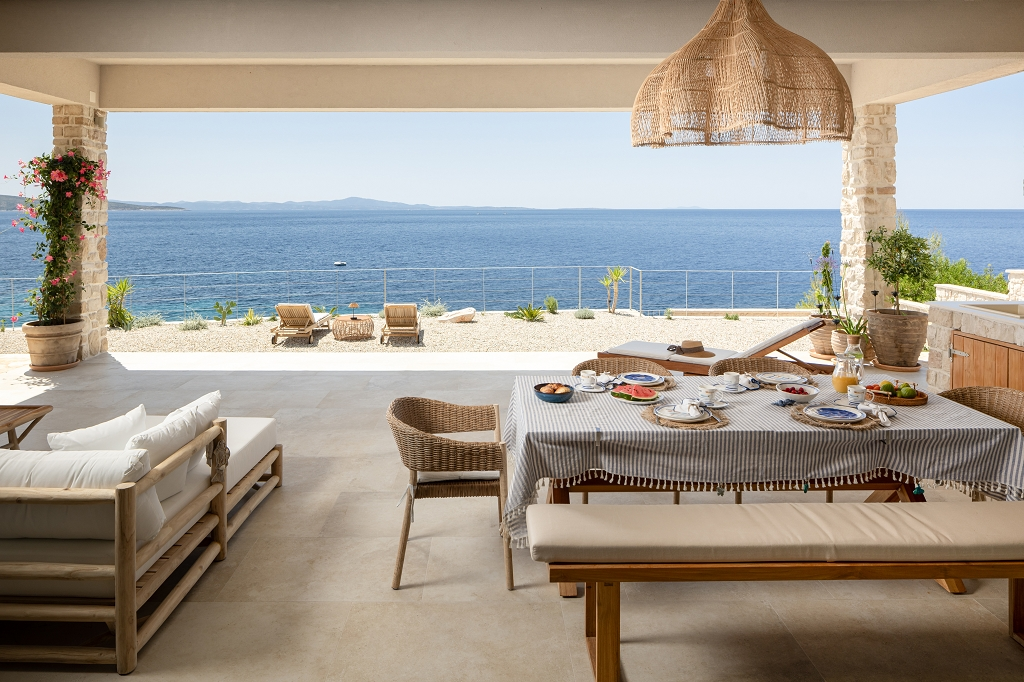Sea-View 3-Bedroom Villa in Ivan Dolac for 6