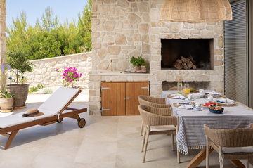 Sea-View 3-Bedroom Villa in Ivan Dolac for 6