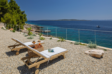 Sea-View 3-Bedroom Villa in Ivan Dolac for 6