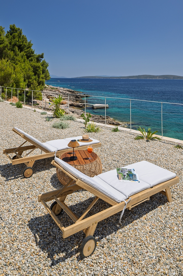 Sea-View 3-Bedroom Villa in Ivan Dolac for 6