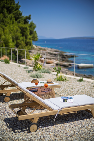 Sea-View 3-Bedroom Villa in Ivan Dolac for 6