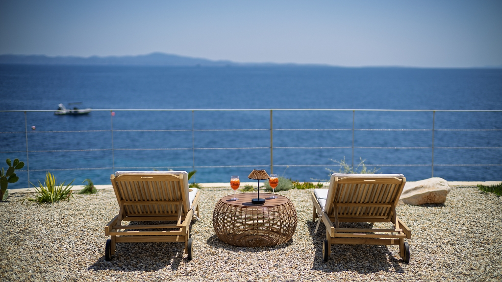 Sea-View 3-Bedroom Villa in Ivan Dolac for 6