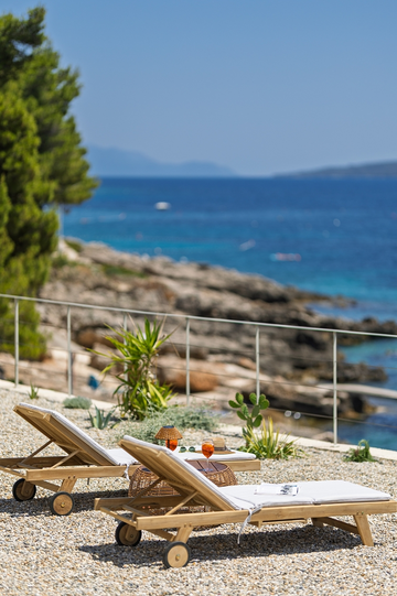 Sea-View 3-Bedroom Villa in Ivan Dolac for 6