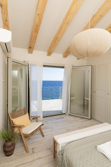 Sea-View 3-Bedroom Villa in Ivan Dolac for 6