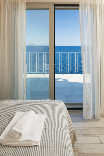 Sea-View 3-Bedroom Villa in Ivan Dolac for 6