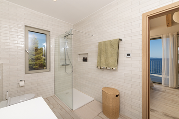 Sea-View 3-Bedroom Villa in Ivan Dolac for 6