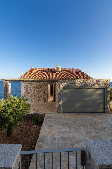 Sea-View 3-Bedroom Villa in Ivan Dolac for 6